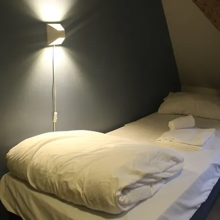 The People - אכסניה ליל