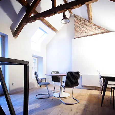 The People - אכסניה ליל