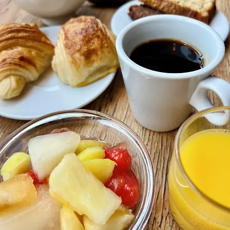 The People - אכסניה *