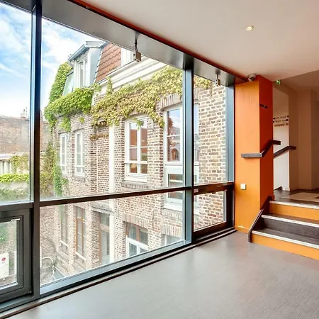 The People - אכסניה *