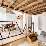 The People - Hostal Lila