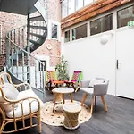 The People - Hostal Lila