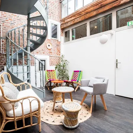 The People - Hostal Lila