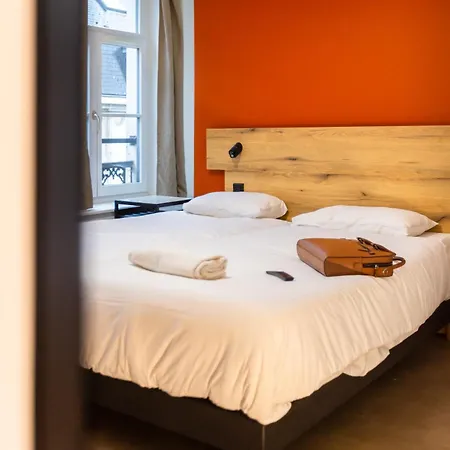 The People - Hostel