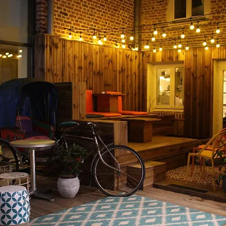 The People - Hostel