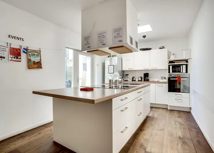 Ostello The People - *